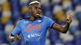 «Я молил Бога, чтобы нас не выгнали на улицу». Звезда «Наполи» рос в нищете и искал бутсы на свалке, а теперь готовится забивать «Спартаку»