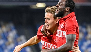 30 сентября. Неаполь. «Наполи» — «Спартак» — 2:3. Михаил Игнатов и Виктор Мозес празднуют гол.