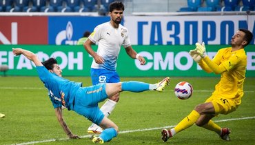 3 октября. Санкт-Петербург. «Зенит» — «Сочи» — 1:2. Фол Сердара Азмуна на Сослане Джанаеве.