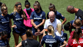 Скандал в Америке. Тренер-растлитель едва не похоронил сезон в лучшей футбольной женской лиге мира