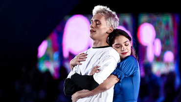 Даня Милохин и Евгения Медведева во время выступления на втором выпуске «Ледникового периода».