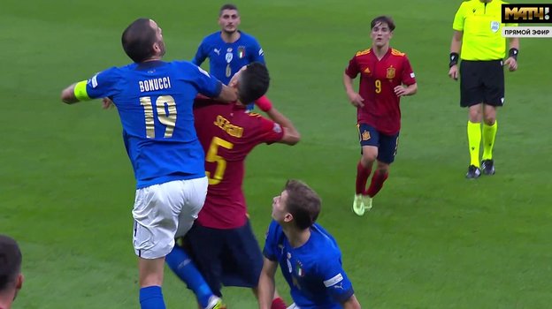 Фол Леонардо Бонуччи на Серхио Бускетсе. Фол Леонардо Бонуччи на Серхио Бускетсе.