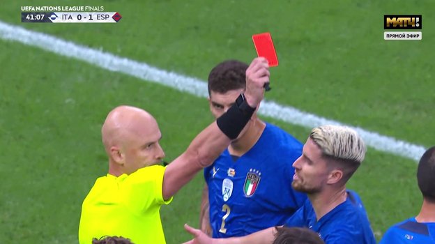 Сергей Карасев удаляет Леонардо Бонуччи. Сергей Карасев удаляет Леонардо Бонуччи.