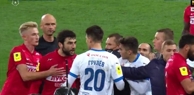 В матче «Спартак» — «Динамо» команды подрались стенка на стенку. Фото Матч ТВ В матче «Спартак» — «Динамо» команды подрались стенка на стенку. Фото Матч ТВ