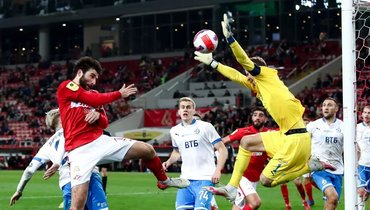 16 октября. Москва. «Спартак» — «Динамо» — 2:2. 87-я минута. Спартаковец Георгий Джикия отыгрывает один мяч.