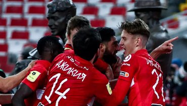 16 октября. Москва. «Спартак» — «Динамо» — 2:2. 90+1-я минута. Спартаковцы празднуют второй гол.