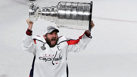 Хоккеист «Вашингтон Кэпиталз» Александр Овечкин с Кубком Стэнли в 2018 году.