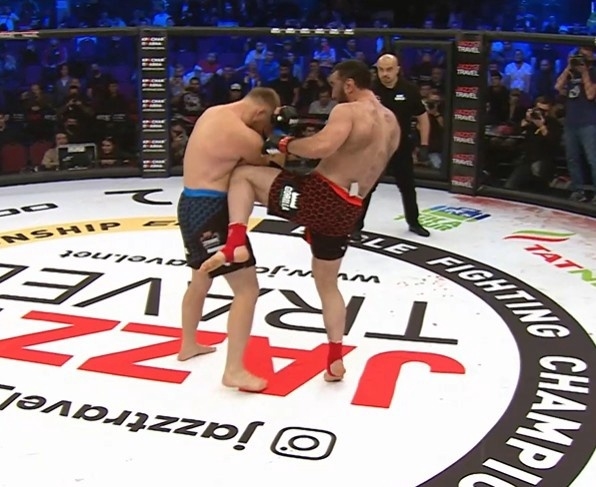 Колено в корпус от Гусейнова. Колено в корпус от Гусейнова.