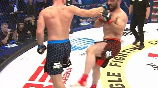 Один из лучших ударов Шлеменко во всем поединке — его фирменный бэкфист. Один из лучших ударов Шлеменко во всем поединке — его фирменный бэкфист.