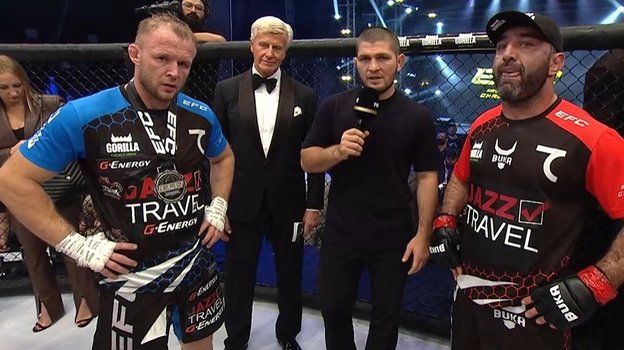 Хабиб Нурмагомедов с послематчевым словом. Хабиб Нурмагомедов с послематчевым словом.