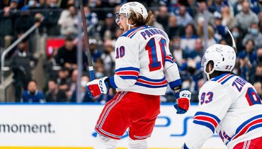 Артемий Панарин празднует заброшенную шайбу в овертайме.