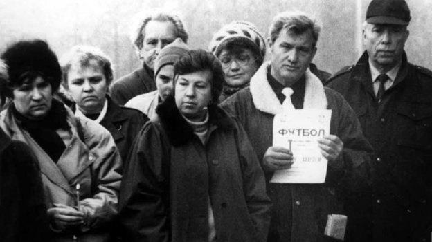 Георгий Луначарский с родителями погибших в 1992 году. Фото из личного архива Георгия Луначарского Георгий Луначарский с родителями погибших в 1992 году. Фото из личного архива Георгия Луначарского