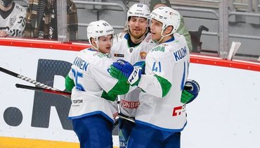 Хоккеисты «Салавата Юлаева» празднуют заброшенную шайбу.