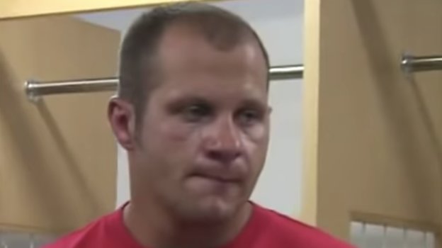 Федор Емельяненко смотрит бой брата с Мирко Кро Копом. Федор Емельяненко смотрит бой брата с Мирко Кро Копом.