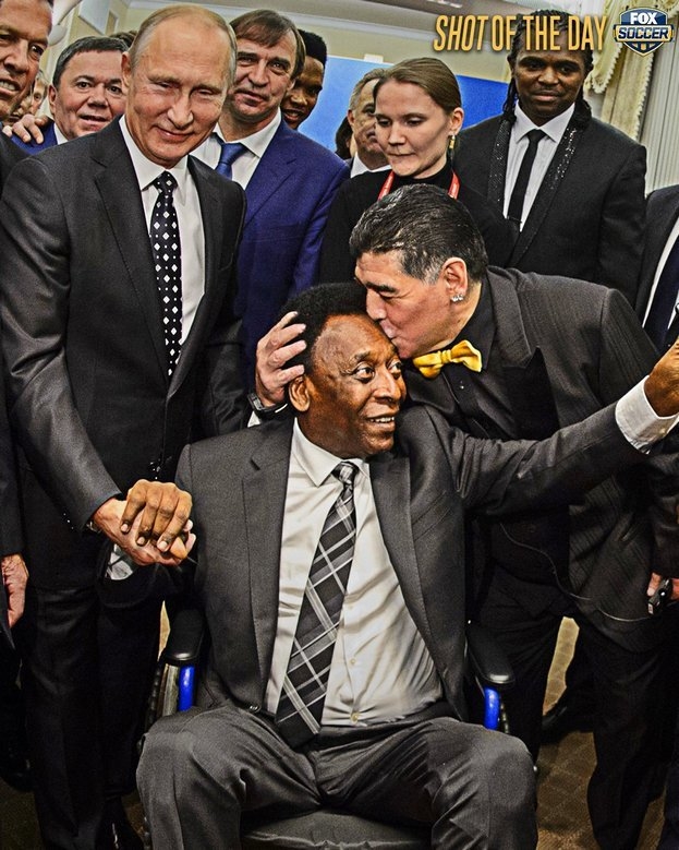 Владимир Путин, Пеле и Диего Марадона на жеребьевке ЧМ-2018 в Кремле. Фото FOXSoccer, Twitter Владимир Путин, Пеле и Диего Марадона на жеребьевке ЧМ-2018 в Кремле. Фото FOXSoccer, Twitter