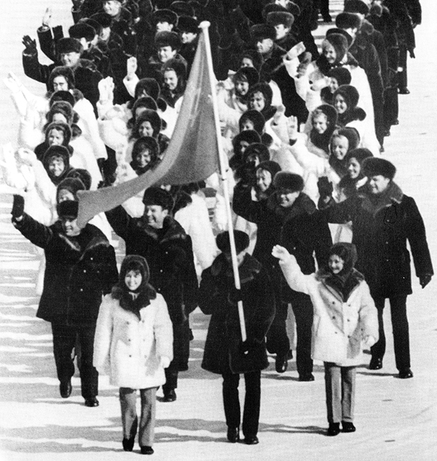 Открытие Олимпиады в Саппоро. Вячеслав Веденин - знаменосец сборной СССР. Фото - Открытие Олимпиады в Саппоро. Вячеслав Веденин - знаменосец сборной СССР. Фото -