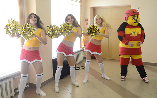 Шмель Жека в окружении красивых девушек. Фото ХК «Липецк» Шмель Жека в окружении красивых девушек. Фото ХК «Липецк»