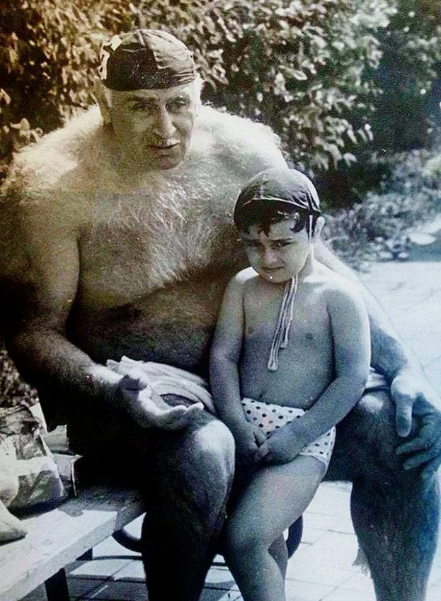 Петр Мшевиниерадзе с внуком. Петр Мшевиниерадзе с внуком.