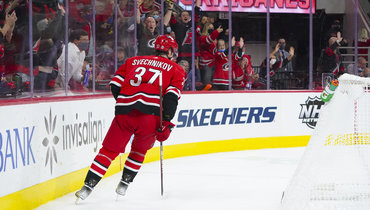 Нападающий «Каролины» Андрей Свечников.