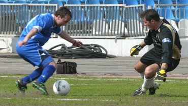 20-я минута. Огнен Короман (слева) обыгрывает Камила Чонтофальски и забивает первый гол.