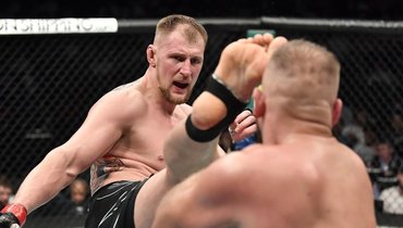 Александр Волков атакует Марчина Тыбуру.