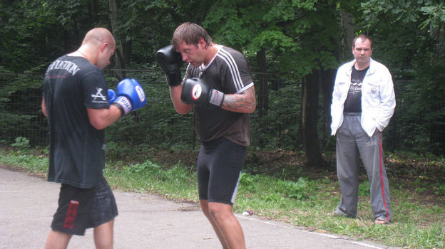 2009 год. Юрий Разумов на тренировке Федора и Александра Емельяненко. 2009 год. Юрий Разумов на тренировке Федора и Александра Емельяненко.