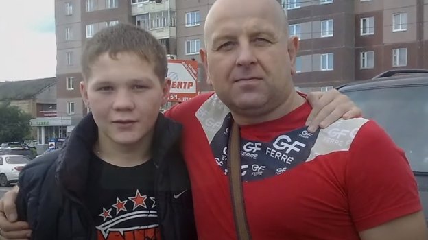 Петр Ян с первым тренером по боксу Николаем Суржиковым. Петр Ян с первым тренером по боксу Николаем Суржиковым.