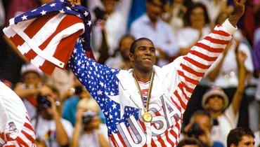 Мэджик Джонсон (США, родился 14 августа 1959 года). После рокового признания Джонсон завершил карьеру, но болельщики выбрали его для участия в Матче звезд. Многие другие игроки были против, но Мэджик вышел на площадку и стал самым ценным игроком встречи. Летом 1992-го Джонсон вошел в американскую «Команду мечты» на Олимпиаду в Барселоне и стал с ней чемпионом. Баскетболист создал фонд по борьбе с ВИЧ.