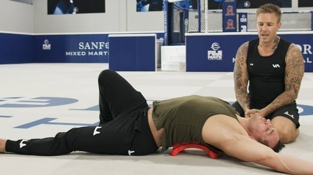 Майкл Чендлер работает с массажером pso_rite. Майкл Чендлер работает с массажером pso_rite.