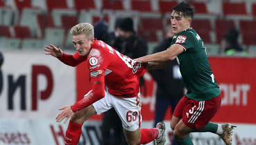 7 ноября. Москва. «Спартак» — «Локомотив» — 1:1. Спартаковец Руслан Литвинов (слева) против железнодорожника Константина Марадишвили.