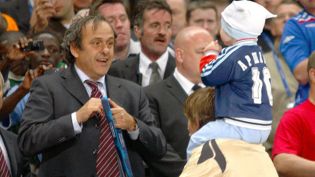 14 мая 2008 года. Манчестер. «Зенит» — «Рейнджерс» — 2:0. Андрей Аршавин с сыном получает медаль за победу в Кубке УЕФА. Фото ФК «Зенит» 14 мая 2008 года. Манчестер. «Зенит» — «Рейнджерс» — 2:0. Андрей Аршавин с сыном получает медаль за победу в Кубке УЕФА. Фото ФК «Зенит»