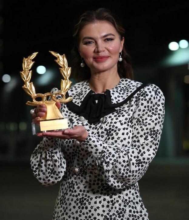 Алина Кабаева с наградой. Алина Кабаева с наградой.