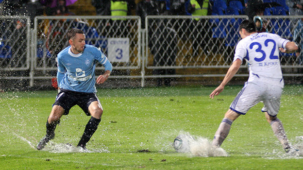 «Крылья Советов» — «Динамо» - скандальный матч 2011 года, прошедший на залитом водой поле. Фото Игорь Горшков, - «Крылья Советов» — «Динамо» - скандальный матч 2011 года, прошедший на залитом водой поле. Фото Игорь Горшков, -