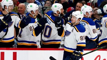 Владимир Тарасенко празднует заброшенную шайбу.