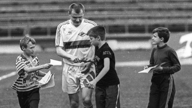 Сергей Горлукович раздает автографы. Фото Дмитрий Солнцев, - Сергей Горлукович раздает автографы. Фото Дмитрий Солнцев, -