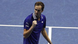 Медведев сделал первый шаг к защите титула. Даниил начал итоговый турнир с победы