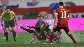 Как Россия и Хорватия бились под ливнем: поле затопило, мяч плавал. Самые тяжелые условия сборной при Карпине