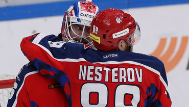 Никита Нестеров и вратарь Адам Рейдеборн.