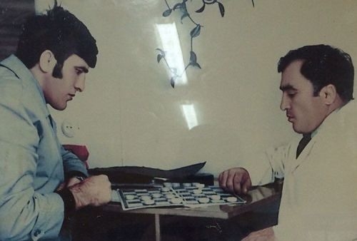 Магомедхан Арацилов и Али Алиев играют в шашки. Магомедхан Арацилов и Али Алиев играют в шашки.