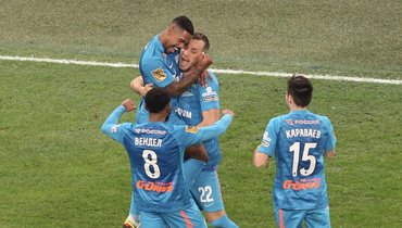 Артем Дзюба с партнерами празднует гол.