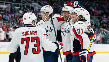 Александр Овечкин с партнерами по команде.