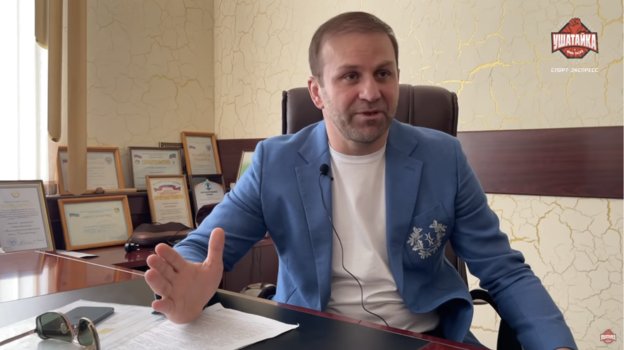 Каримула Баркалаев в своем кабинете. Каримула Баркалаев в своем кабинете.