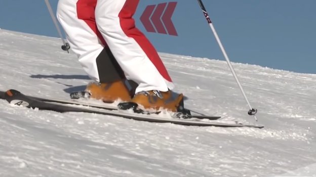 Боковое соскальзывание на параллельных лыжах. Фото youtube Боковое соскальзывание на параллельных лыжах. Фото youtube