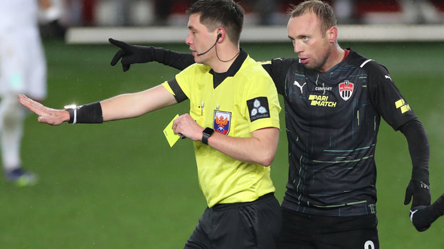 Денис Глушаков и судья Павел Шадыханов.