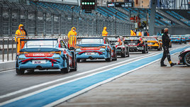 «Не думаю, что им стало плохо из-за трассы». Этап WTCR в Сочи начался для гонщиков с больницы, а продолжился «рулеткой» под дождем