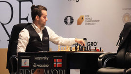 Непомнящий лег на стол, Карлсен ответил о сексуальности игры. Третья ничья в противостоянии за шахматную корону