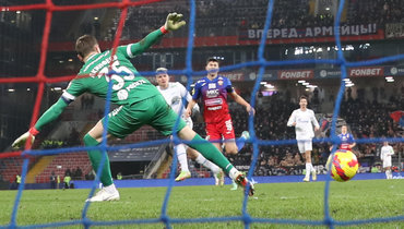 Андрей Мостовой забивает второй гол в матче ЦСКА — «Зенит» — 0:2 в Москве 28 ноября.