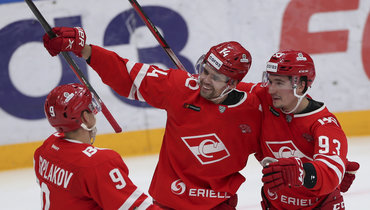 Эмиль Петтерссон (в центре).