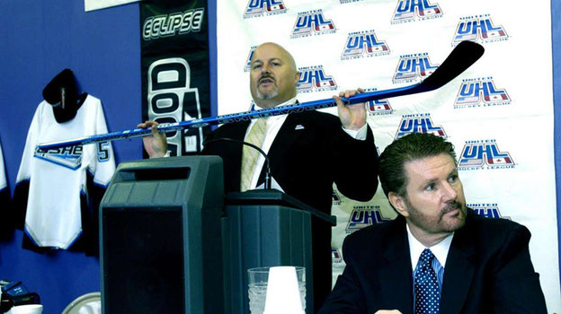 Комиссионер Объединенной хоккейной лиги Ричард Бросал. Комиссионер Объединенной хоккейной лиги Ричард Бросал.