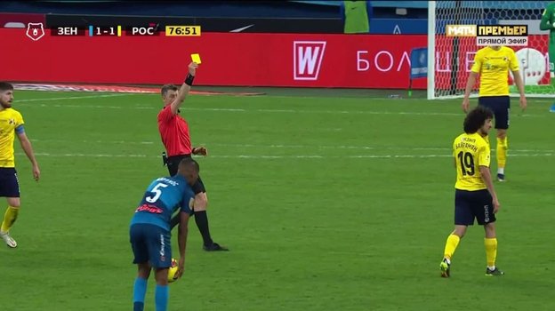Алексей Матюнин показывает желтую карточку игроку гостей без остановки игры в матче «Зенит» - «Ростов» (2:2). Алексей Матюнин показывает желтую карточку игроку гостей без остановки игры в матче «Зенит» - «Ростов» (2:2).